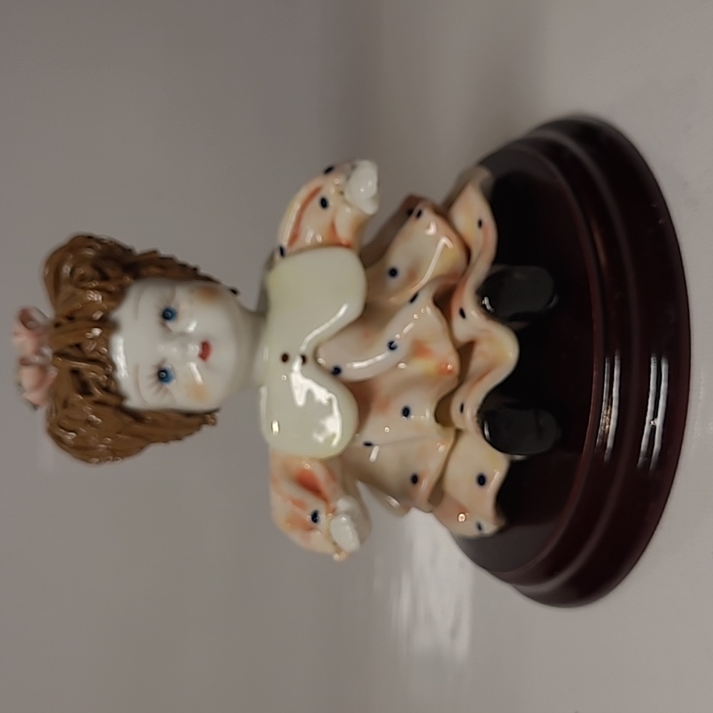 Casa Elite Valenti porcelain Little girl Italy wood stand